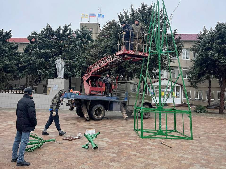 На площади Ленина в окружном центре начали устанавливать новогоднюю ёлку.    Фото: пресс-служба АНМО