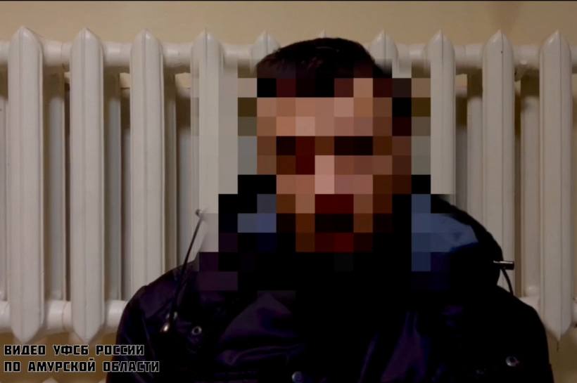 В Магдагачах помощника машиниста обвинили в диверсии за поджог электровоза По версии следствия молодой человек проник в локомотив и поджег блок управления зажигательной смесью Возгорание быстро потушили Как выяснилось ранее аферисты взломали его профиль на Госуслугах и оформили на него кредит Чтобы избежать уголовки за финансирование ВСУ ему приказали поджечь поезд Он проник в машинное отделение и пытался поджечь блок управления электричеством с помощью зажигательной смеси Мужчину задержали сотрудники ФСБ и МВД Он признал вину Суд отправил его под стражу на два месяца несмотря на просьбы о домашнем аресте Мужчине грозит от 10 до 20 лет лишения свободы ampravda