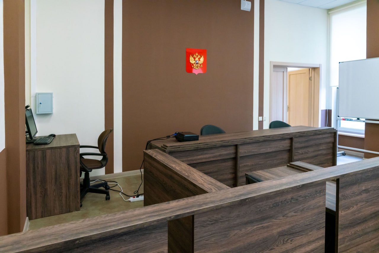 В Челябинске за взятку будут судить экс-инженера городского МУП Как считает следствие, 64-летний инженер по надзору за строительством муниципального унитарного предприятия «Производственное объединение водоснабжения и водоотведения» города Челябинска не участвовал в приемке проведенных работ подрядчиком одного из домов по улице Академика Макеева. В марте этого года через посредника он потребовал взятку от руководителя подрядной организации. За незаконное денежное вознаграждение он обещал не сообщать руководству МУП о недостатках проведенных работ. Также он не принял мер, чтобы подрядчик раскопал и предоставил доступ к проложенным сетям водоснабжения и водоотведения для освидетельствования скрытых работ на предмет соблюдения установленных правил. «Вопреки интересам службы, обвиняемый безосновательно подписал необходимые для заключения договоров акты, сообщив посреднику о необходимости передачи денежных средств», – сообщает СУ СК Южного Урала. В свою очередь, директор подрядной организации сообщил о вымогательстве в полицию. Оперативники ОЭБиПК Калининского района провели операцию в ходе которой взяткополучателю через посредника была передана требуемая сумма, после чего сотрудника МУП задержали. По данному факту в следственном комитете возбудили уголовные дела за получение взятки в значительном размере и злоупотребление должностными полномочиями. В настоящее время расследование завершено экс-инженер городского МУП предстанет в суде. Расследование уголовного дела в отношении посредника во взяточничестве продолжается.