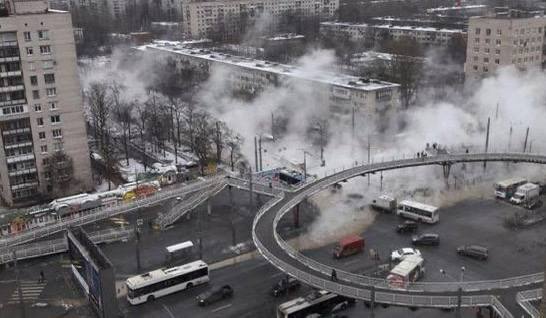 На проспекте Славы, где чуть не сбили женщину с коляской, есть подвох с пешеходным переходом. Надземный эксперимент 10-летней давности, который местные жители не взлюбили и прозвали «крабом», многие попросту избегают.  Инициативная группа горожан пробовала добиться на этом участке создание наземных пешеходных переходов с настройкой светофоров с приоритетом для машин, чтобы у людей была возможность безопасно перейти дорогу по земле хотя бы раз в пять минут.   Но предложение поддержки не нашло, и благодаря «крабу»  он же «креветка»  2,5 километра дороги остаются без привычных «зебр».    ДТП и ЧП   Санкт-Петербург   Питер Онлайн   СПб   Дарим билеты в «Лахта Центр»