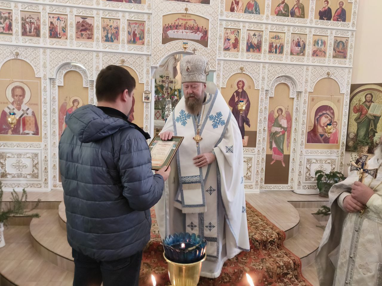 В Казанском храме села Тарасовка освятили иконостас   Чин освящения нового иконостаса совершил епископ Скадовский и Алешкинский Филарет. Также в Казанском храме прошла Божественная литургия.   "За богослужением была вознесена молитва о Святой Руси", — сообщили в Скадовской епархии РПЦ.    ПОДПИСАТЬСЯ НА ТАВРИЮ