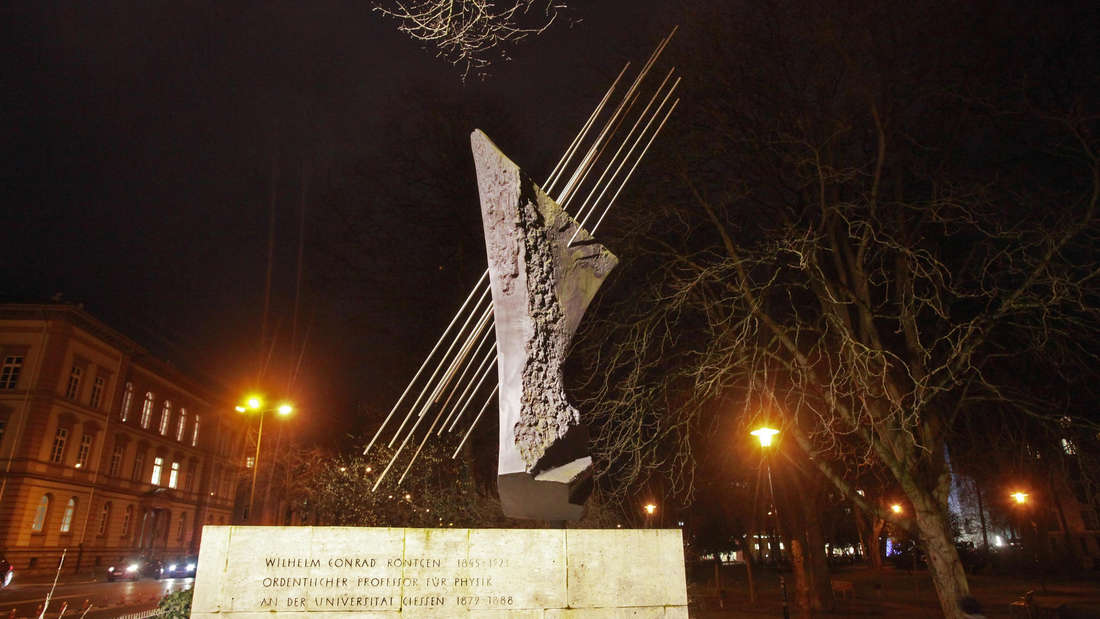 Памятник Вильгельму Рентгену в Гисене Германия Ровно 130 лет назад 8 ноября 1895 года ученый открыл излучение впоследствии названное его именем Рентген отказался патентовать открытие считая что оно должно быть доступно всем