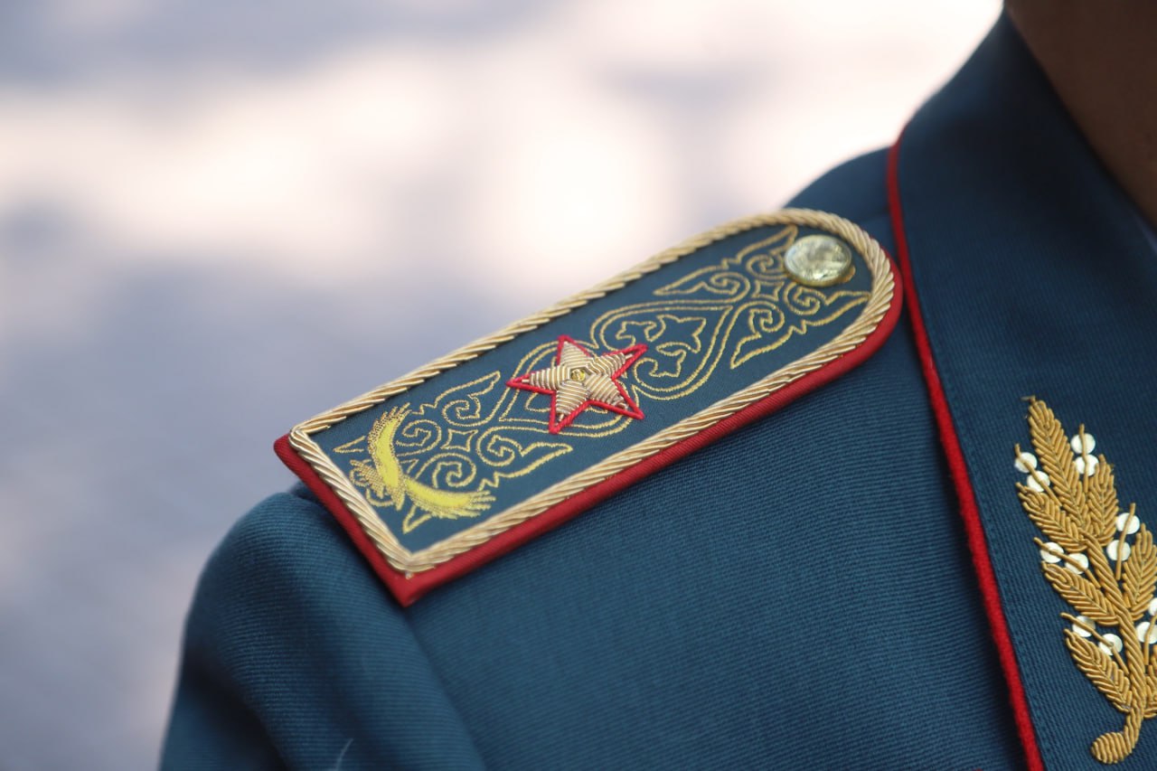 Экс-генерал подозревается в крупном мошенничестве в Казахстане.  Бывший командующий войсками регионального командования «Восток» — генерал-майор в отставке — стал фигурантом уголовного дела.  По версии следствия, он обманул предпринимателя: пообещал большие прибыли от инвестиций в «социальные проекты», прикрываясь связями с министерствами и иностранными партнёрами. В итоге завладел крупной суммой денег.  Суд отправил его под стражу. Проверяют, не было ли у него и других жертв.  Если вы тоже пострадали или знаете что-то важное — сообщите в Антикоррупционную службу:  — 1424 — Telegram:   — WhatsApp: 8 777 000 14 24