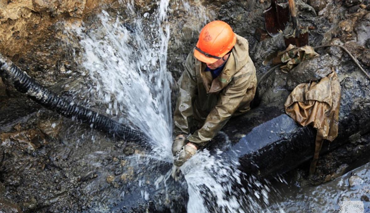 За апрель 2025 года специалисты «Луганскводы» устранили более 1000 порывов В целях обеспечения стабильного водоснабжения специалисты Государственного унитарного предприятия ГУП ЛНР «Лугансквода» постоянно устраняют аварийные ситуации и предпринимают все возможные меры для повышения качества услуг, оказываемых потребителям. Для нормализации работы системы водоотведения работники предприятия устранили более 3 тыс. заторов на канализационных сетях. Специализированные бригады при помощи гидродинамических машин промыли более 20 км канализационных коллекторов, сообщили в ГУП ЛНР "Лугансквода".