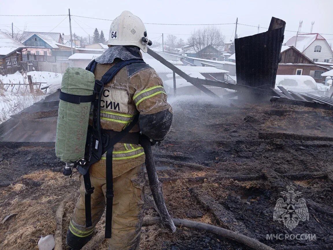 #пожарызасутки  Остались без крова    22 января в 14:48  В Исилькуле загорелся одноэтажный жилой дом. Пожар на 52 квадратах потушили 11 сотрудников МЧС России, задействовав  2 единицы техники.  Пострадавших нет.    Время ликвидации открытого горения: 16:25   ‍  Дознаватели МЧС России устанавливают причину возгорания.