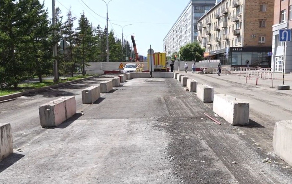ДВИЖЕНИЕ НА ДУБРОВИНСКОГО ОТКРОЮТ НА СЛЕДУЮЩЕЙ НЕДЕЛЕ Дорогу на Дубровинского в районе ЗАГСа планируют открыть уже на следующей неделе. Трассу закрывали на проведение реконструкции теплосети. Ремонтные работы начались в конце апреля 2025 года. Работники Сибирской генерирующей компании поэтапно перекрывали проезд сначала в районе дома № 100, а затем и 104. Сейчас на магистральном трубопроводе заварили последний шов. Работы завершили на пять дней раньше плана. Как пояснил директор филиала «Красноярская теплосеть» АО «Енисейская ТГК ТГК-13 » Сергей Иванов, сейчас специализированная лаборатория возьмет пробы, так называемой трамбовки и, если они будут соответствовать нормам, то СГК положит черновой слой асфальта после чего участок будет передан городу для окончательной укладки асфальта, восстановления газонов и нанесение разметки. Планируется, что движение здесь откроют после 22 июня. «Данный участок был построен в 57 году. С 92 года здесь не было капремонта. Поэтому мы были вынуждены, компания СГК была вынуждена производить здесь ремонт», - пояснил первый замглавы Красноярска Александр МАЦАК. Следует отметить, что окончательно работы на этом участке намерены завершить к 15 июля. Улицу откроют для движения, но оно будет пока только по черновому покрытию. Далее ремонт магистральной сети переместится в место пересечения улиц Дубровинского и Карла Маркса. Но здесь намерены лишь частично сузить проезжую часть. Согласно планам, окончание ремонта этого участка до 20 августа. ______ Оставить обращение