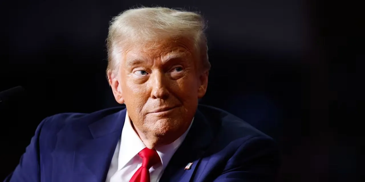 Трамп заявил что работа президентом не оставляет времени на депрессию У меня нет времени на депрессию Знаете если оставаться достаточно занятым это тоже может сработать Это я и делаю сказал Трамп в Белом доме Американский лидер в субботу подписал исполнительный указ об использовании психотропных препаратов для лечения посттравматического стрессового расстройства у военных Трамп назвал решение важным указав что некоторые лекарства помогают на 80 90 снизить симптомы депрессии и тревоги Можно мне немного пожалуйста Я приму все что нужно пошутил президент под одобрительный смех собравшихся