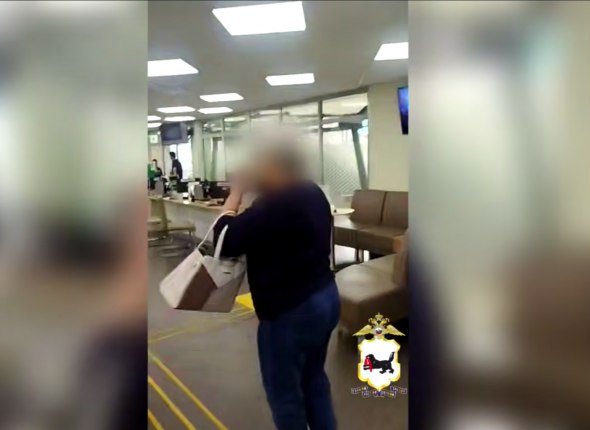 В Тулуне запуганная пенсионерка облила зеленкой банк и кричала провокационные лозунги К этому женщину подтолкнули телефонные преступники, обещавшие вернуть похищенные у нее деньги ВИДЕО Читать подробнее на сайте...