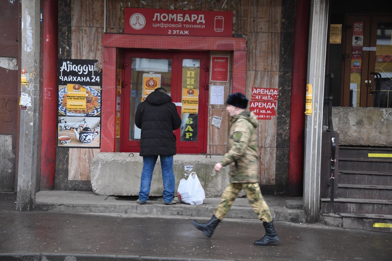 Похитил украшения на 200 тысяч рублей  В Якутии установили личность похитителя золотых украшений на общую сумму 200 тысяч рублей. Жертвой стала гостеприимная местная жительница, которая позвала к себе домой чужих людей.  В дежурную часть второго отдела полиции обратилась женщина с заявлением о краже из ее дома ювелирных изделий. В ходе расследования полицейскими удалось установить личность причастного к хищению ценностей. Им оказался 43-летний местный житель.  Следствие установило, что незадолго до происшествия потерпевшая пригласила к себе в гости компанию. Она состояла из малознакомых людей, в числе которых был подозреваемый. Во время веселого застолья, пока хозяйка отвлеклась, преступник обыскал ее жилье. Добычей похитителя стали золотые серьги и цепочки. Забрав наживу, он поспешил скрыться. Украденное заложил в ломбард, а вырученные деньги потратил на личные нужды.  На мужчину завели уголовное дело по статье «Кража».   Фото: Фролов Михаил