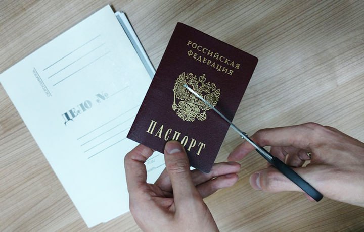 Гражданин Южной Азии выдворен из России за угрозу нацбезопасности «В 2021 году иностранец приобрел гражданство РФ. В 2022-2023 годах он неоднократно выезжал на территорию Египта для получения образования в мусульманском духовном университете. Также он не раз высказывал мнение о необходимости насильственных действий в отношении представителей других конфессий, критиковал нормы действующего законодательства РФ, касающиеся свободы вероисповедания, предпринимал попытки поиска соучастников для создания закрытой группы в социальных сетях с целью распространения материалов экстремистского и террористического характера, вовлечения в деятельность организаций, запрещенных на территории Российской Федерации», – сообщила пресс-служба УФСБ России по Ростовской области. Первомайский районный суд Ростова-на-Дону признал его виновным в разжигании ненависти и назначил штраф. Южная служба новостей