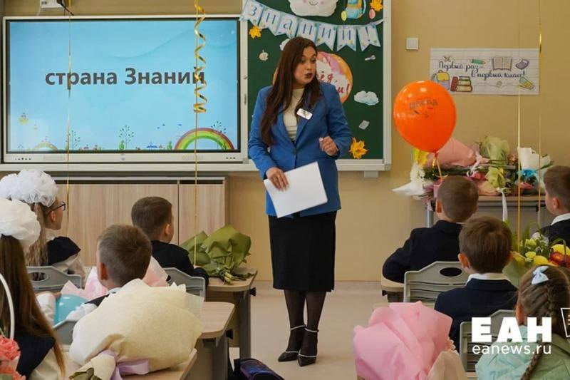 В России 17 тысяч учителей начальных классов могут остаться без работы из-за демографической ямы По данным профсоюза «Учитель», в новом учебном году количество учеников сократится на 346,7 тыс. человек. Оргсекретарь профсоюза Ольга Мирясова предупреждает, что до 2027 года высвободится еще почти 42 тыс. учителей «началки». Специалисты связывают это с тем, что в школу идут дети девушек, рожденных в конце 1990-х — начале 2000-х, когда наблюдался резкий спад рождаемости. Эксперты предсказывают новую демографическую яму к 2030 году, когда количество женщин, способных родить, достигнет минимума.