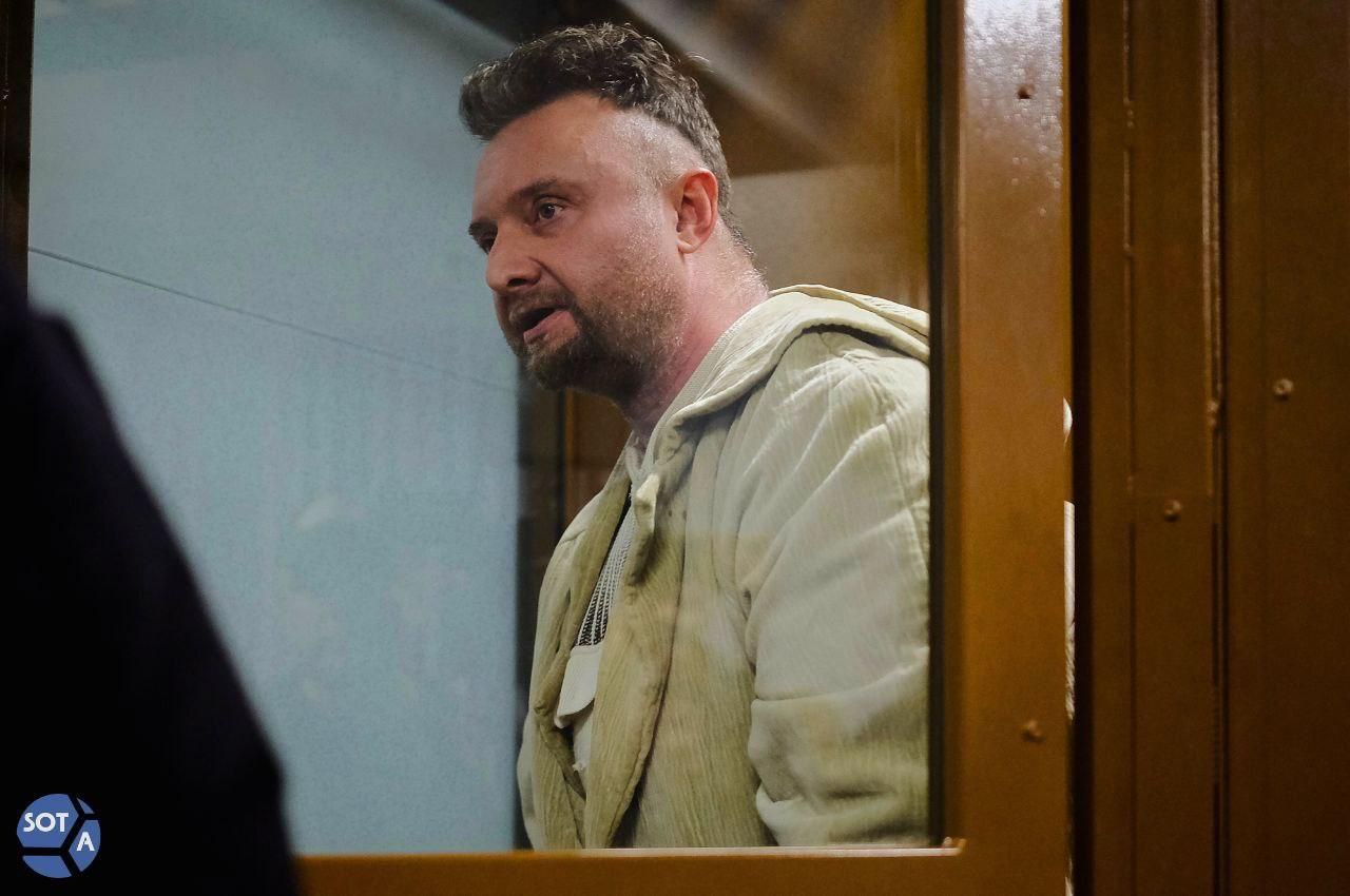 Директора турфирмы Мен тревел посмертно признали виновным по делу об организации путешествий для представителей ЛГБТ Суд в Москве посмертно признал виновным по делу об управлении деятельностью экстремистской организации и участии в ней ч 1 и ч 2 ст 282 2 УК и съёмке несовершеннолетних для изготовления порнографических материалов ч 2 ст 242 2 УК директора туристической фирмы Мен тревел Андрея Котова В связи со смертью Котова дело прекратили Андрея Котова арестовали 2 декабря 2024 года по обвинению в управлении деятельностью экстремистской организации По версии следствия предприниматель организовывал поездки для ЛГБТ туристов включая круиз по Волге а также планировал устроить ЛГБТ тур в Египет Сам Котов обвинения отверг заявив что поездки были исключительно туристическими Впоследствии в дело добавили обвинение в изготовлении детской порнографии Вскоре после помещения под стражу утром 29 декабря 2024 года предпринимателя нашли мёртвым в СИЗО По официальной версии он покончил с собой Несуществующее Международное общественное ЛГБТ движение признали экстремистской организацией 30 ноября 2023 года Соответствующее решение принял Верховный суд Фото SOTAvision Подписаться Связаться Поддержать Patreon Boosty