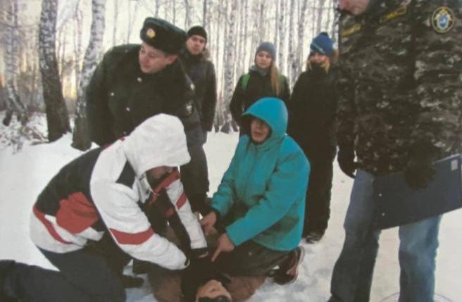 Осужденный за убийство школьницы челябинец вернулся с "СВО", отбыв половину срока  В ноябре 2014 года в Челябинске пропала 17-летняя Лена Патрушева. Девушка не вернулась домой после прогулки с подругами. Позже выяснилось, что её убил молодой человек Кирилл Планков, которому тогда было 19 лет. Совершить жестокое убийство ему помог сводный брат Максим Валишин. Подозревая Лену в измене, Планков заманил её в лес, где избивал и душил, пока Валишин удерживал девушку. После этого они сломали её телефон и скрыли тело под снегом. В тот же вечер оба убийцы устроили вечеринку.  Суд приговорил братьев к 33,5 годам лишения свободы на двоих, Валишин остался в колонии, а вот Планков, заключив контракт с Минобороны, отправился на передовую в Запорожье. Спустя полгода он вернулся в Челябинск и сейчас живёт с новой девушкой, снимая квартиру. По словам отца, оружие ему не выдавали, а отправляли на передовую рыть окопы и блиндажи.    Подписаться   Прислать новость