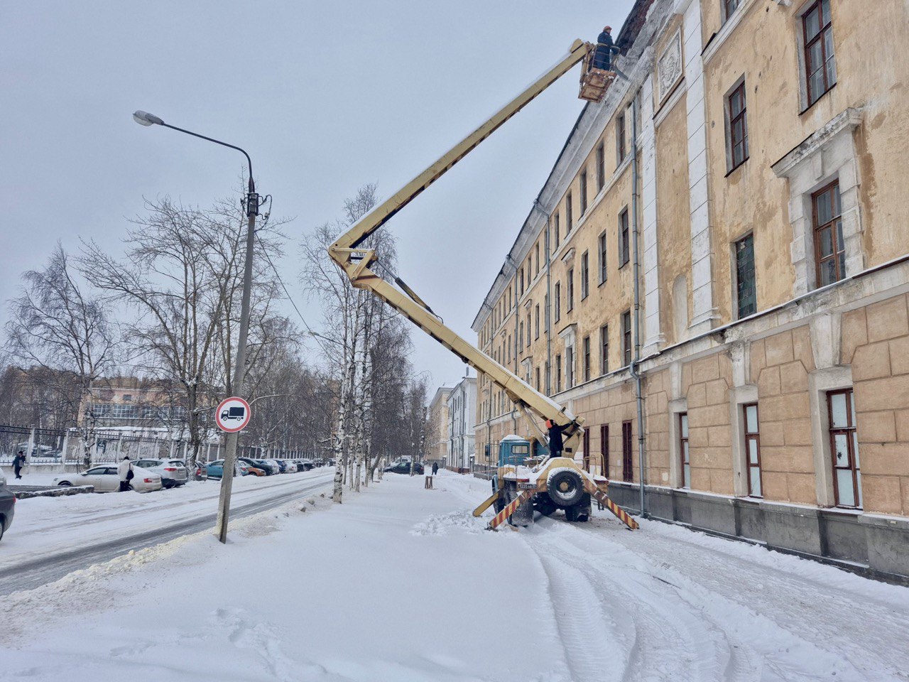 На территории Архангельской области продолжается модернизация объектов ЖКХ   Обновление коммунальной инфраструктуры для повышения качества жизни одно из приоритетных направлений Мероприятия реализуются по различным проектам и программам в том числе по нацпроекту Инфраструктура для жизни госпрограмме Комплексное развитие сельских территорий региональной программе капремонта многоквартирных домов производственным и инвестиционным программам ресурсоснабжающих организаций а также силами организаций подведомственных Министерству обороны России Так в 2026 г по федеральному проекту Модернизация коммунальной инфраструктуры запланирована реализация шести объектов на сетях водоснабжения водоотведения и теплоснабжения Четыре из них в Вельске Мезени поселках Плесецк и Кизема переходящие проекты К модернизации двух новых объектов приступят в поселке Боброво и Няндоме Общий объем средств запланированных на осуществление шести мероприятий составит 393 6 млн рублей Кроме того по линии министерства ТЭК и ЖКХ региона в рамках программы Комплексное развитие сельских территорий выполнят строительство и капремонт трех объектов систем водоснабжения водоотведения и теплоснабжения переходящих с 2025 г Речь идет о проектах в Няндоме Мезени и селе Карпогоры На эти цели предусмотрено 323 8 млн рублей  Работы по модернизации коммунальной инфраструктуры будут вестись и в военных городках По информации жилищно коммунальной службы 10 филиала ФГБУ ЦЖКУ Минобороны России в военных городках отремонтируют и заменят более 900 метров изношенных участков сетей теплоснабжения на трех котельных модернизируют оборудование Кроме того военными намечен ремонт двух канализационных насосных станций замена участков сетей водоснабжения и водоотведения А на электросетевом хозяйстве предусмотрена установка 190 современных уличных светодиодных прожекторов обеспечивающих повышенную энергоэффективность и улучшенное качество освещения Также поменяют 10 устаревших опор Значительный объем работ запланирован и в казарменно жилищном фонде ремонт предполагается выполнить в семи зданиях включая работы на кровлях фасадах и помещениях Министр ТЭК и ЖКХ Архангельской области Дмитрий Поташев Использование всех возможных финансовых инструментов для обновления коммунальной инфраструктуры в тандеме с синхронизацией с различными программами помогает комплексно улучшать качество жизни в регионе повышать эффективность и безопасность объектов жилищно коммунального хозяйства отметил нацпроекты Дмитрий Поташев жилищно коммунальной службы 10 Северодвинск филиала ФГБУ ЦЖКУ Минобороны России по ВМФ Министерство ТЭК и ЖКХ АО в МАX