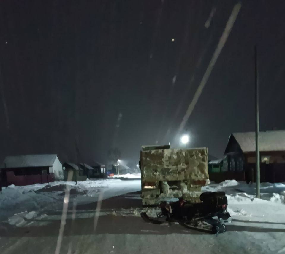 Мужчина на снегоходе въехал в грузовик и погиб в Красноярском крае Смертельная авария случилась накануне в селе Тюльково Балахтинско Новоселовского округа 35 летний водитель снегохода не справился с управлением и въехал в припаркованный грузовик с прицепом Он скончался по пути в больницу В ГАИ рассказали что у мужчины не было прав на управление снегоходом и он не был зарегистрирован Фото gibdd124 eniseytv