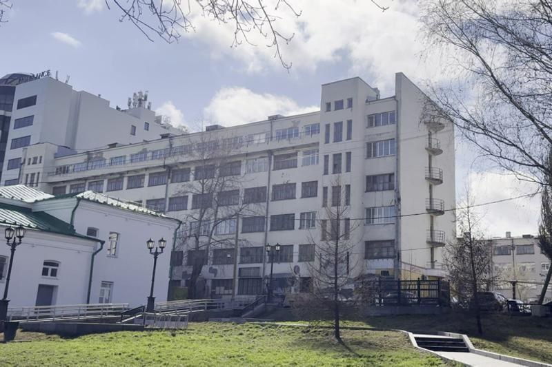 Общественников не устроило сохранение здания бывшего общежития ДОСААФ в Екатеринбурге  Члены Всероссийского общества охраны памятников истории и культуры  ВООПИиК  решили устроить серию пикетов у резиденции губернатора. Они намерены склонить главу региона Дениса Паслера к тому, чтобы он повлиял на статус здания и бывшее общежитие по улице Воеводина признали памятником.  Дело в том, что на рассмотрении управления госохраны ОКН по Свердловской области было две экспертизы. Одна от застройщика, вторая — от ВООПИиК. По одному документу здание не признавалось памятником, по второму — таковым является. Профильные чиновники выбрали первый вариант.  Заметим, что собственник здания — застройщик TEN намерен все-таки сохранить здание и приспособить под что-нибудь. Но, если зданию придадут статус памятника, сделать это будет дороже. Тут достаточно вспомнить историю гостиницы «Мадрид», имеющую статус объекта культурного наследия. Инвестора для этого здания так и не нашли.   Здание бывшего общежития ДОСААФ пока тоже просто стоит и разрушается от времени.  Фото: ВООПиК