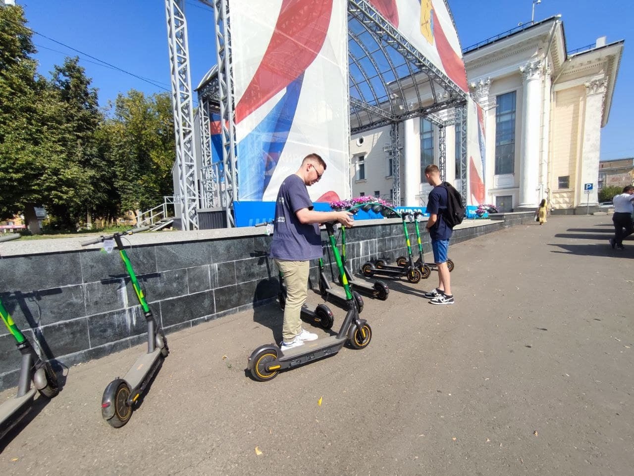 В Кирове потребовали запретить сервисы для аренды электросамокатов Депутат Кировской городской Думы Владимир Малков направил соответствующее требование главе администрации г. Кирова Вячеславу Симакову. Основная причина обращения – это катастрофический высокий уровень опасности для пешеходов. Подписаться