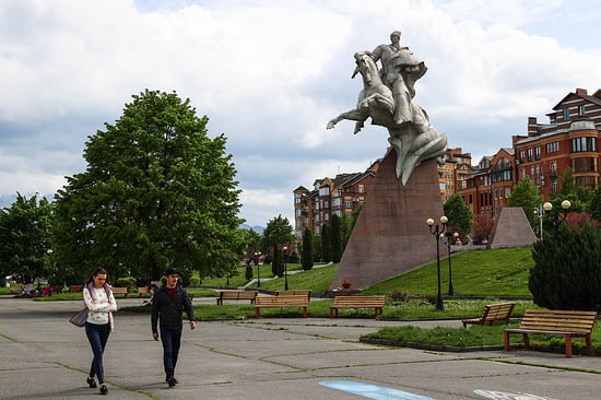 Владикавказ, Нальчик и Ставрополь претендуют на статус культурной столицы 2027 года Заявки на первый этап конкурса «Культурная столица 2027 года» подали 27 российских городов. Их них три участника представляют Северный Кавказ — это Владикавказ, Нальчик и Ставрополь «Изначально желающих участвовать, кто обозначил и прислал от губернаторов письма с подтверждением участия, было гораздо больше. Но в результате осталось 27 городов», — сообщила ТАСС замдиректора фонда «Культурная столица» Любовь Врублевская. Также в числе участников - Архангельск, Вологда, Воронеж, Гатчина, Донецк, Ижевск, Калуга, Кемерово, Кострома, Липецк, Луганск, Новосибирск, Орел, Петрозаводск, Псков, Рязань, Сочи, Старый Оскол, Сургут, Сыктывкар, Улан-Удэ, Ульяновск, Челябинск и Южно-Сахалинск. Победителя конкурса объявят в декабре. Конкурс «Культурная столица года» - проект, реализуемый при поддержке Президентского Фонда культурных инициатив. Эрик Романенко/ТАСС