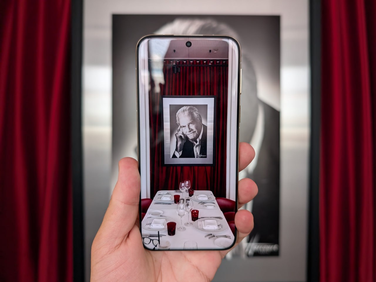 HUAWEI представила в Дубае глобальные версии своих флагманских смартфонов серии Pura 80. На текущий момент компания показала только две модели: Pura 80 Pro и Pura 80 Ultra, тогда как базовая версия выйдет позже. Основное внимание на презентации было уделено камере. Модель Ultra оборудована сенсором с размером 1 дюйм и разрешением 50 Мп, предоставляющим возможность изменять диафрагму в пределах от f/1,6 до f/4,0. Данная основная камера взаимодействует с 40-мегапиксельным широкоугольным модулем диафрагма f/2,2 и дополнительным телеобъективом. Интересные технические решения применены в телеобъективе Ultra версии. На сенсоре размером 1/1,28 дюйма с разрешением 50 Мп установлено два объектива: один с фокусным расстоянием 83 мм и светосилой f/2,4 увеличивает в 3,7 раза , второй — 212 мм с f/3,6 увеличивает в 10 раз . Первый объектив использует весь сенсор, второй задействует только центральные 12,5 Мп.