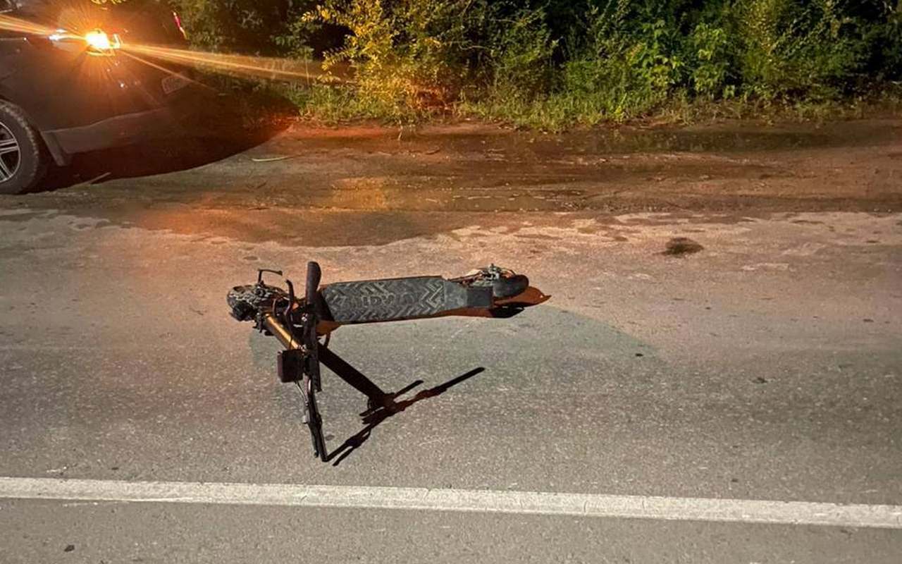 Автобус насмерть сбил водителя электросамоката под Воронежем В Новоусманском районе Воронежской области вечером 21 июля произошло смертельное ДТП: рейсовый автобус столкнулся с электросамокатом. Трагедия случилась в 20:55 на 3-м километре дороги «М-4 «Дон» - п. Отрадное», возле дома №1 по улице Рубежная в поселке Отрадное. По предварительным данным, 61-летний водитель, управлявший автобусом ЛИАЗ «CITYMAX 12» рейс № 124 , допустил столкновение с электросамокатом «MIDWAY». За рулем самоката находился 31-летний житель поселка Отрадное. Мужчина-самокатчик получил травмы, несовместимые с жизнью, и скончался на месте до приезда скорой помощи. По данному факту сотрудниками полиции проводится проверка, устанавливаются все обстоятельства и причины произошедшего. Как сообщили в Госавтоинспекции Воронежской области, всего же за прошедшие сутки в регионе зафиксировано 117 ДТП.