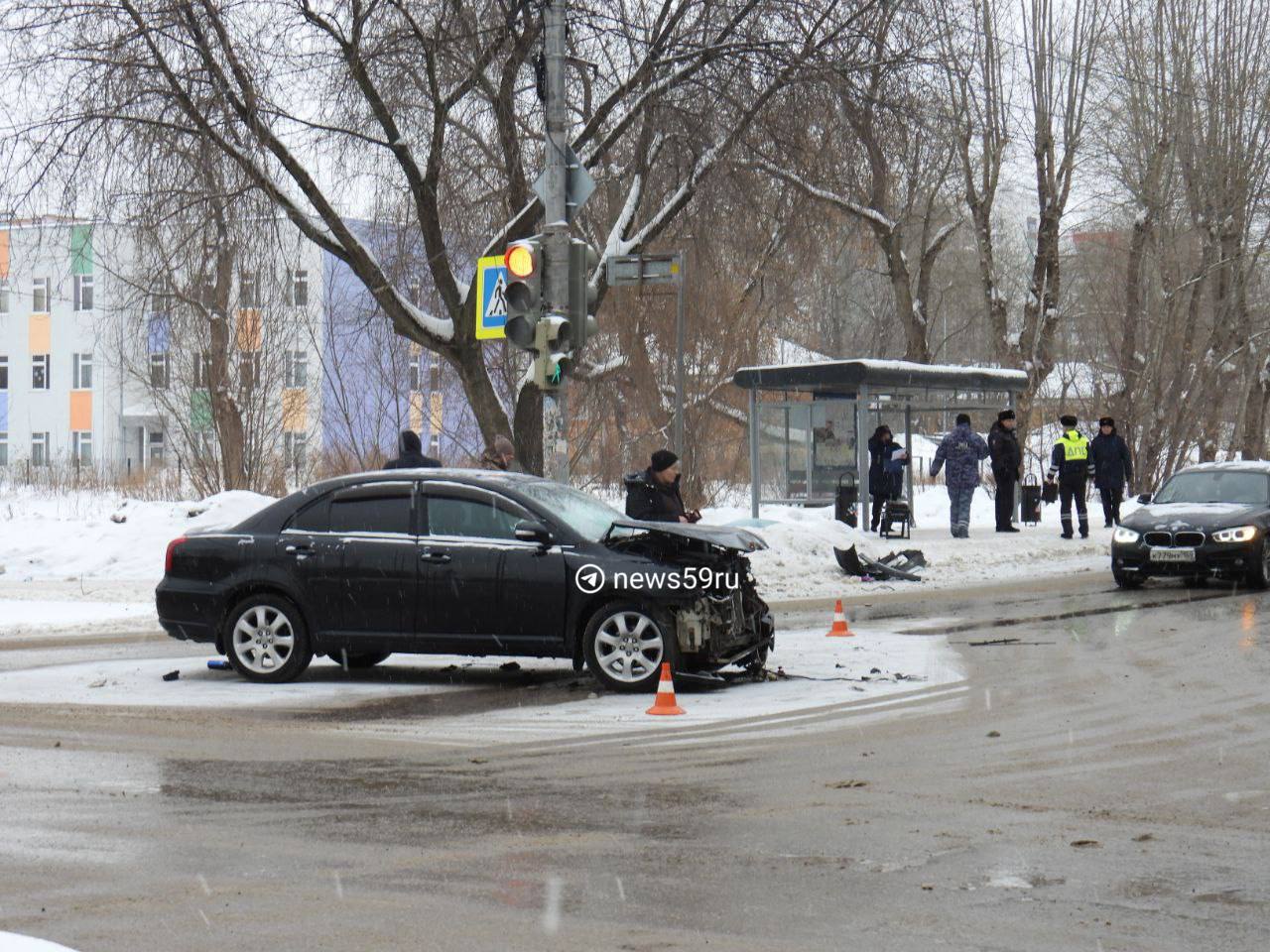 Вблизи остановки «Геофизика», на перекрестке, произошла авария. Очевидец рассказал  , что есть погибший. Информацию уточняем.    Подписаться   Прислать новость