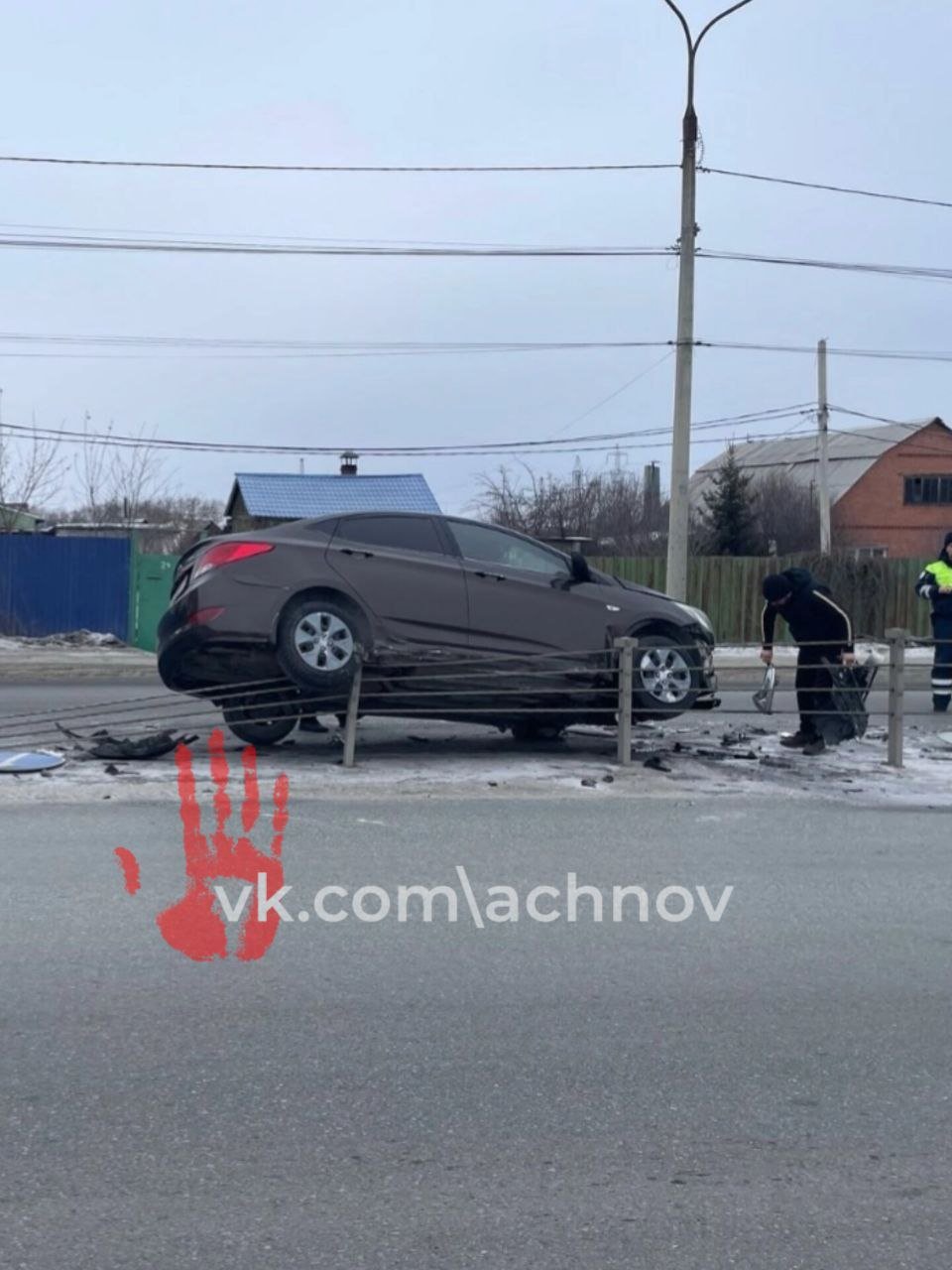 Сегодня утром в Челябинске "Хендай" залетел на металлическое ограждение   Госавтоинспекция города устанавливает обстоятельства дорожно-транспортного происшествия.  На кадрах - улица Индивидуальная. Водитель  жив. Машина, как видно, разбита.   Ставь лайк и подписывайтесь на Агентство чрезвычайных новостей Челябинск