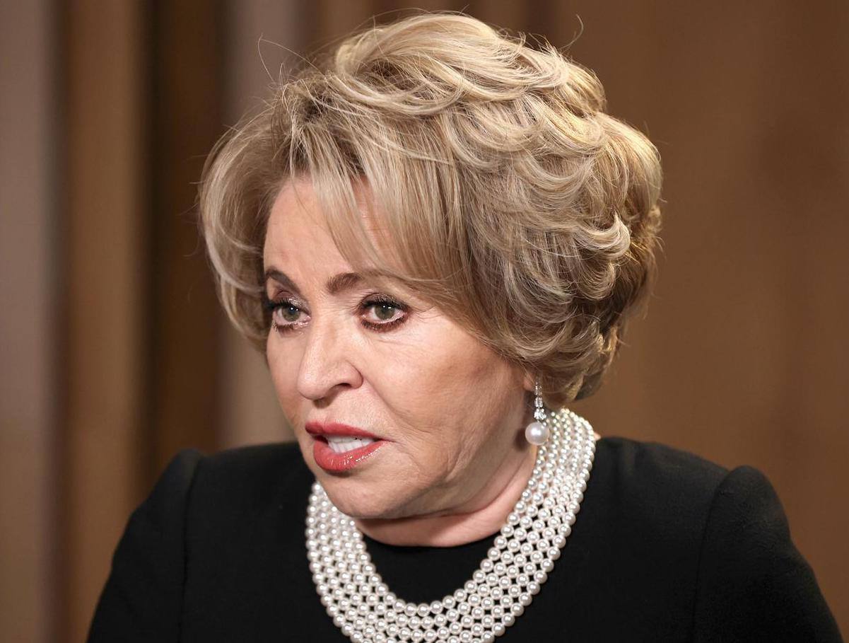 Матвиенко заявила что рождение ребёнка в 18 лет должно стать нормой в России По её словам откладывать появление первенца до 28 29 лет слишком поздно и стране необходимо сформировать модный тренд на раннее деторождение Спикер Совфеда подчеркнула что такая практика по её мнению поможет укрепить демографию При этом сама Матвиенко стала матерью в 24 года