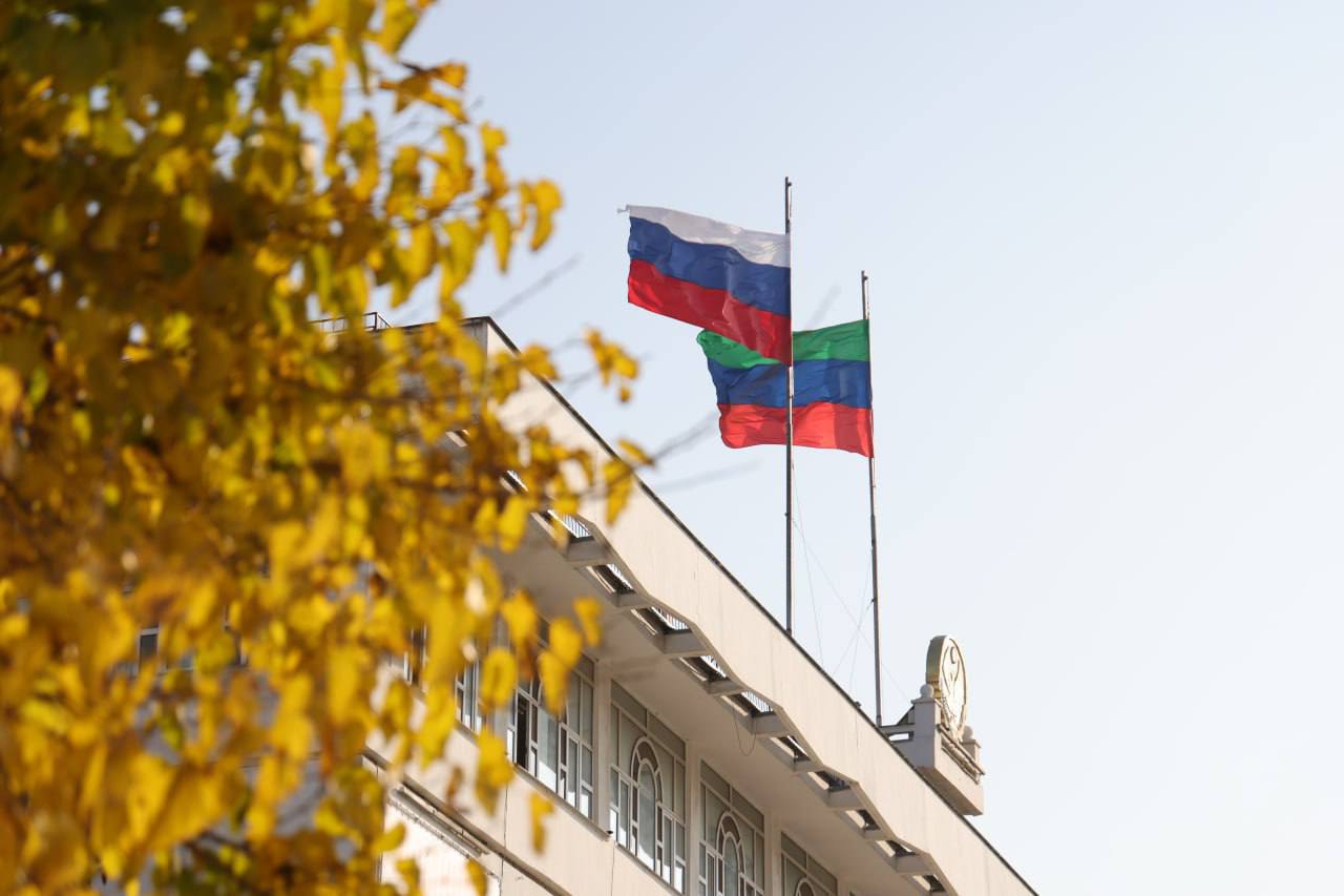 Республиканский оргкомитет по подготовке и проведению Года единства народов России образован в Дагестане Распоряжение о его создании подписал Сергей Меликов В состав вошли представители органов власти и общественных организаций На этой неделе глава Дагестана проведёт первое заседание оргкомитета На нём планируется рассмотреть план мероприятий который охватит все города и районы республики Напомним указом президента 2026 год объявлен Годом единства народов России Это решение имеет особое значение для Дагестана где проживают десятки народов и межнациональный мир особенно важен Уверен этот год станет временем консолидации и любой попытке вбить между нами клин мы как и прежде противопоставим единство прокомментировал ранее Сергей Меликов