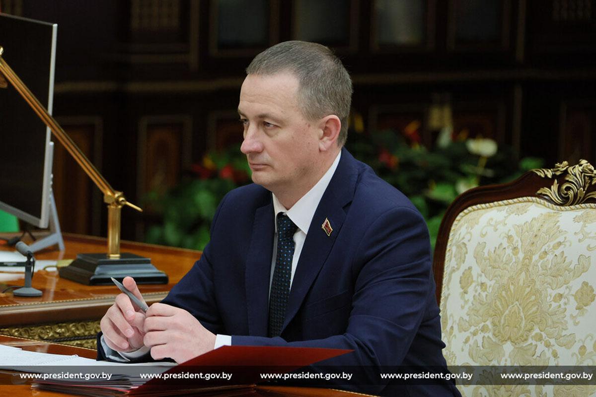 Турчин обозначил главную задачу стоящую перед Правительством найти баланс и справедливость Правительство контролирует все экономические процессы которые происходят в стране Об этом Премьер министр Беларуси Александр Турчин заявил журналистам по итогам доклада Президенту Александру Лукашенко Цель Правительства на текущем этапе сбалансированный рост экономики Турчин анонсировал новый банковский продукт для фермеров Турчин о диверсификации экспорта за эйфорией нужно думать что будет завтра Подписывайтесь sbbytoday