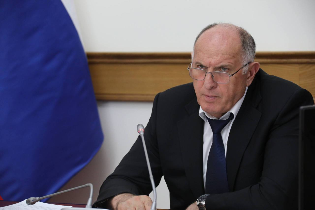 С развитием экономики и бизнеса в Дагестане выросли нагрузки на энергосистему. Растет экономика, уровень жизни, подключается все большее число объектов инфраструктуры. Около 2 млн туристов приезжают в регион, они живут в гостиницах, пользуются бытовыми приборами, растет общая нагрузка, появляются новые объекты общественного питания и так далее. Еще один пример - в 2016 году в республике было 25 га теплиц, а сегодня они занимают уже 700 га. Это все говорит о развитии республики и экономики в разных сферах, и вместе с ней растет нагрузка на сети, которые были рассчитаны совсем на другие объемы ,- прокомментировал Абдулмуслим Абдулмуслимов. Модернизация инфраструктуры должна проводиться в других объемах и параметрах, сказал, обращаясь к руководству «Дагэнерго» и другим ответственным лицам, Абдулмуслимов.