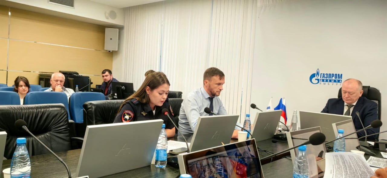 В Новом Уренгое сотрудники Госавтоинспекции приняли участие в совещании ООО «Газпром добыча Ямбург» по вопросам обеспечения безопасности дорожного движения. В ходе рабочего совещания автоинспекторы проинформировали присутствующих о состоянии аварийности на территории города и загородных автодорогах, основных причинах дорожно-транспортных происшествий, а также о реализованных в текущем году и запланированных на второе полугодие 2025 года мероприятиях по обеспечению безопасности дорожного движения. По итогам встречи были определены совместные задачи по разработке и реализации комплекса мер, направленных на предотвращение дорожно-транспортных происшествий. #мвдроссии #полиция #гибддянао #гибдд #янао #новыйуренгой