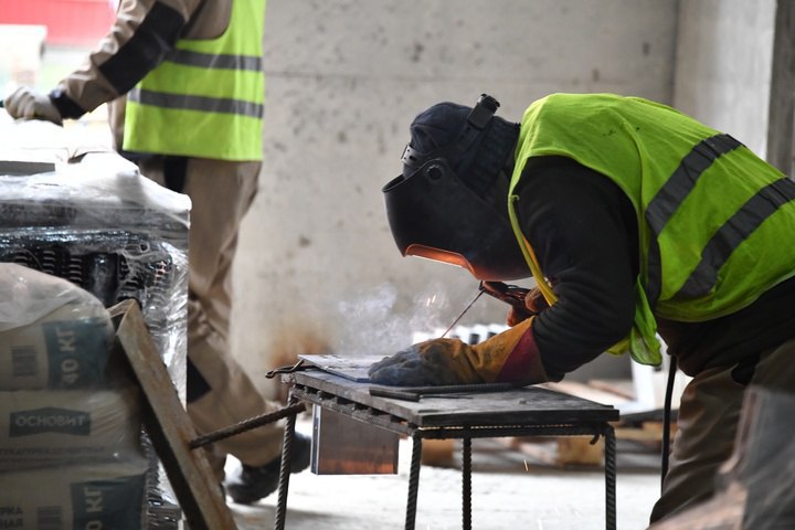 В Мелитополе на 80% завершено строительство педиатрического центра Детский многопрофильный медицинский центр на 340 коек заработает в Мелитополе в начале 2026 года. Строительные работы проинспектировал министр здравоохранения Запорожской области Борис Александров. «Ведутся монолитные работы по устройству конструкций первого корпуса, они окончены примерно на 80%. Планируем их закончить к 15 июля. Внутри начаты работы по устройству внутренних перегородок и инженерных сетей. В инфекционном корпусе строительные общестроительные работы завершены также на 80%», - сообщило ТАСС генеральный директор ООО «СГМ Груп» Артем Малашкевич. На стройке ежедневно трудится 727 рабочих строительных специалистов и 130 инженерно-технических работников. Работы идут планомерно, подрядчик обещает сдать детский медицинский центр в первом квартале будущего года.
