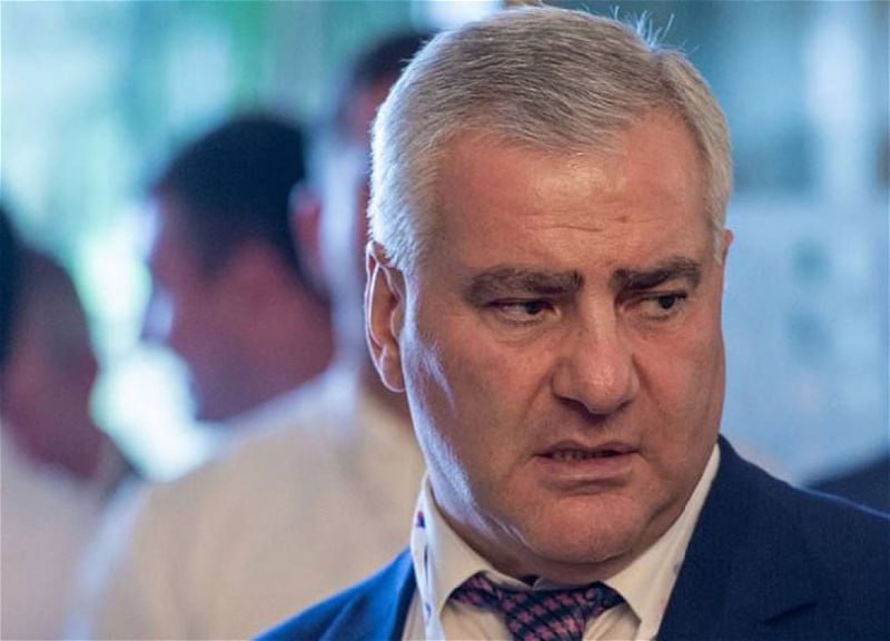 Самвелу Карапетяну могут продлить арест СМИ Находящемуся в заключении в Армении бизнесмену Самвелу Карапетяну хотят продлить арест Об этом сообщает команда адвокатов предпринимателя уточняя что обвинение касается экономической сферы Защита напоминает что Антикоррупционный суд 15 августа вновь продлил на два месяца арест Карапетяна Тогда же суд констатировал полное отсутствие обоснованных подозрений в отношении бизнесмена по обвинению в отмывании денег и иных деяниях экономического характера Суд оставил обвинение только по одному эпизоду публичный призыв к захвату власти vesti az
