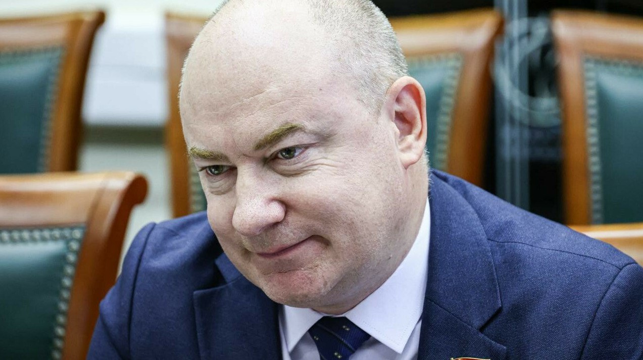 В России предложили вернуть смертную казнь для изменников родины и коррупционеров Председатель партии Коммунисты России Сергей Малинкович намерен обратиться к главе Совета Федерации Валентине Матвиенко с предложением ввести смертную казнь для изменников и коррупционеров передает ArbatMedia   Прислать новость