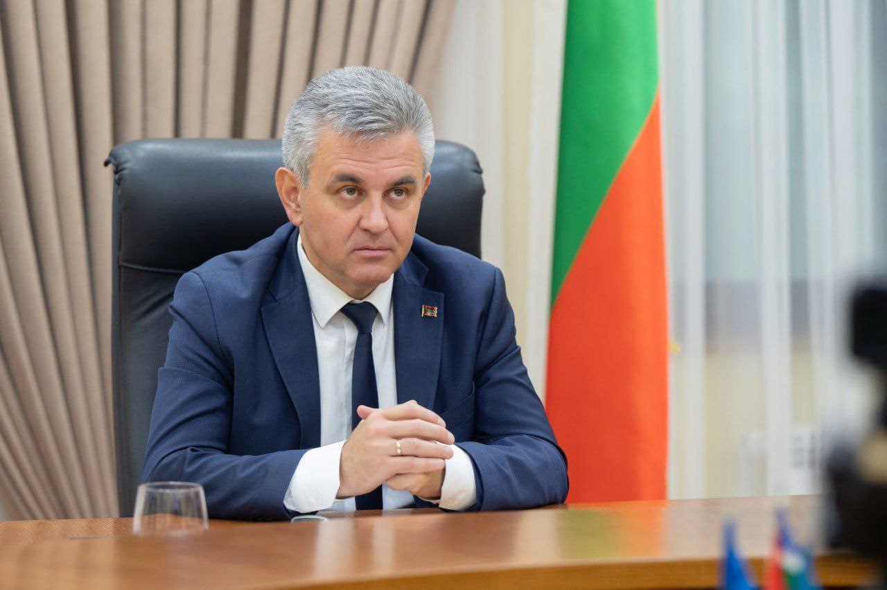 Президент провёл селекторное совещание Главы городов и районов доложили Президенту о текущей ситуации и планах. Один из главных вопросов — подготовка к торжественным линейкам по случаю окончания учебного года. Вадим Красносельский подчеркнул важность мероприятия и поручил провести его на высоком уровне с сохранением традиций. Президент также нацелил на оснащение школ и учреждений здравоохранения твердотопливными котлами. В Каменском районе программа реализуется активно, есть запросы из Григориополя. В больницах уже монтируют альтернативные котельные.