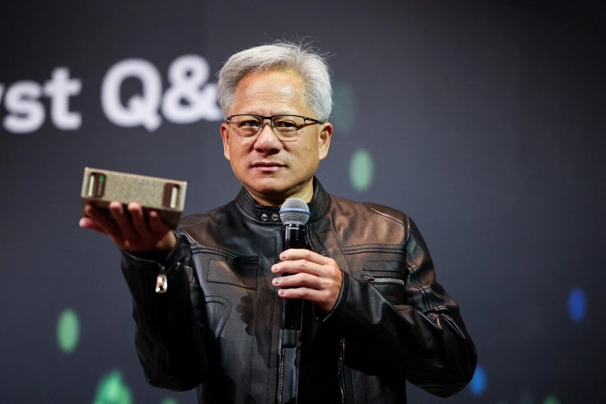 Nvidia объявила о возобновлении продаж процессоров H20 в Китае Компания Nvidia возобновит продажи графических процессоров H20 в Китае. Об этом говорится в блоге компании. Правительство США заверило Nvidia, что предоставит лицензии. Поставки надеются начать в ближайшее время. Кроме того, компания анонсировала новый графический процессор RTX Pro, разработанный специально для Китая и соответствующий требованиям правительства США. Nvidia описала модель как подходящую для цифровых двойников с интеграцией ИИ для умных фабрик и логистики. На этой неделе глава компании Дженсен Хуанг находится в Пекине, где посещает крупную выставку, посвященную цепочкам поставок. Это третий его визит в Китай в 2025 году. Перед поездкой топ-менеджер встретился с президентом США Дональдом Трампом. С 2022 года Вашингтон ввел жесткие ограничения на экспорт современных чипов Nvidia в Китай, ссылаясь на опасения по поводу их потенциального военного применения. В 2025 году правительство расширило запрет, включив в него чипы H20 для искусственного интеллекта. Новости Китая ЭКД