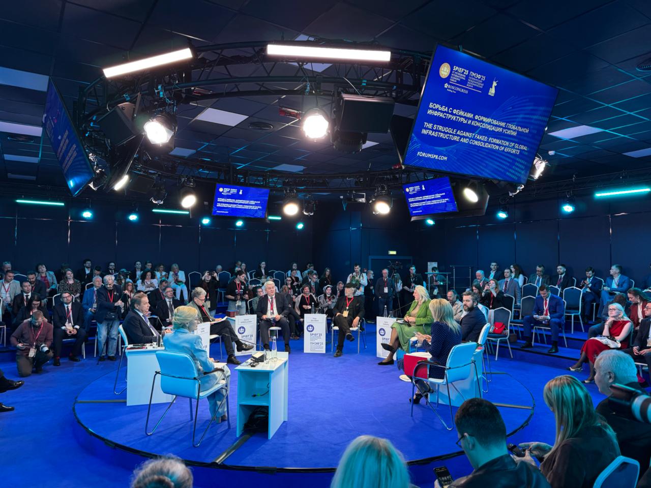 Международная ассоциация по фактчекингу Global Fact-checking Network GFCN запустила бесплатные образовательные курсы на своем сайте: Об этом сообщил генеральный директор АНО «Диалог» и АНО «Диалог Регионы», президент GFCN Владимир Табак на совместной сессии МИД России и «Диалога», посвященной борьбе с фейками, в рамках ПМЭФ-2025. «Мы видим колоссальный интерес, это дает нам оптимизм по поводу дальнейшего развития этой работы. Сегодня принципы фактчекинга не до конца понятны даже зачастую профессиональному сообществу. Часто этой экспертизы нет даже у тех, кто работает в профессии. Наверное, в первую очередь, это связано с развитием технологий, с тем, что профессия трансформировалась, а информации стало гораздо больше. И для того, чтобы восполнить имеющиеся пробелы в знаниях, на сайте GFCN мы запускаем бесплатные образовательные курсы», — подчеркнул Владимир Табак. Дезинформация сегодня — не просто инструмент манипуляции общественным мнением, а полноценное оружие информационной войны, заявила директор Департамента информации и печати, официальный представитель МИД России Мария Захарова. «Если раньше мы апеллировали понятием "дезинформационная кампания" — за этим стояли массированные бюджеты, стратегия — то сегодня мы перешли к общемировой ситуации, когда можно бесплатно, даже не на компьютере, а на телефоне, создать такую фейковую историю, которая будет наносить намного больший ущерб, нежели какие-то глубинно продуманные или стратегически выверенные вещи. Даже отсутствие датировки новости может стать поводом для тектонических сдвигов, в том числе в международных отношениях», — отметила она. Подпишитесь на «Лапша Медиа»