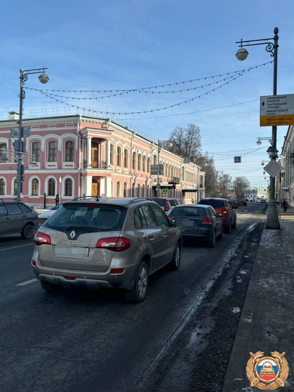 ДТП на Советской в Твери с участием трёх автомобилей    По предварительным данным, виновником аварии стал 60-летний водитель Renault Koleos.  Его автомобиль столкнулся с Audi A3, за рулём которого находилась 32-летняя девушка. В свою очередь, её автомобиль столкнулся с SsangYong, которым управлял 57-летний мужчина. Он остановился, чтобы повернуть направо и пропустить пешеходов.  В результате аварии пострадала водитель Audi, её доставили в больницу скорой медицинской помощи.     Пилот Подписаться  #ДТП