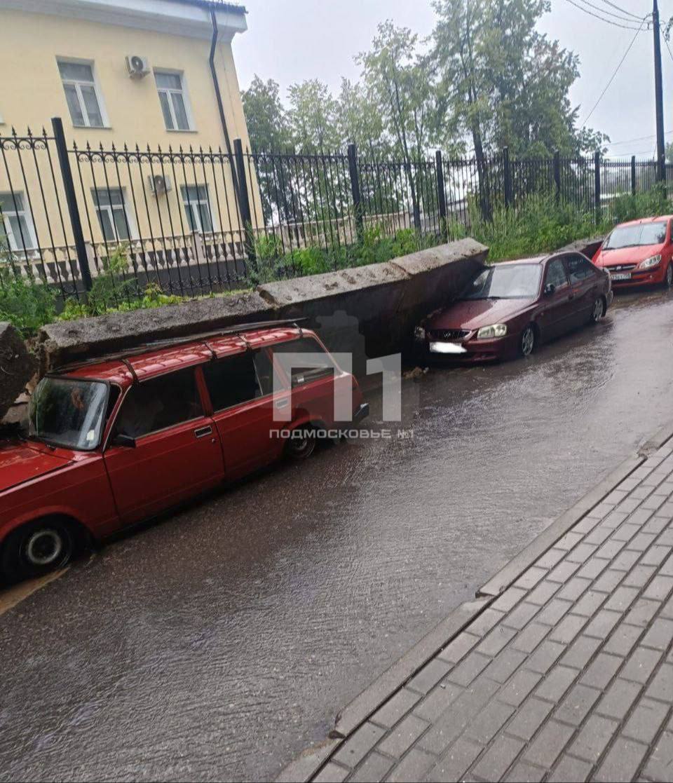 Бетонный забор упал на машины в Балашихе     Подписаться   Написать нам