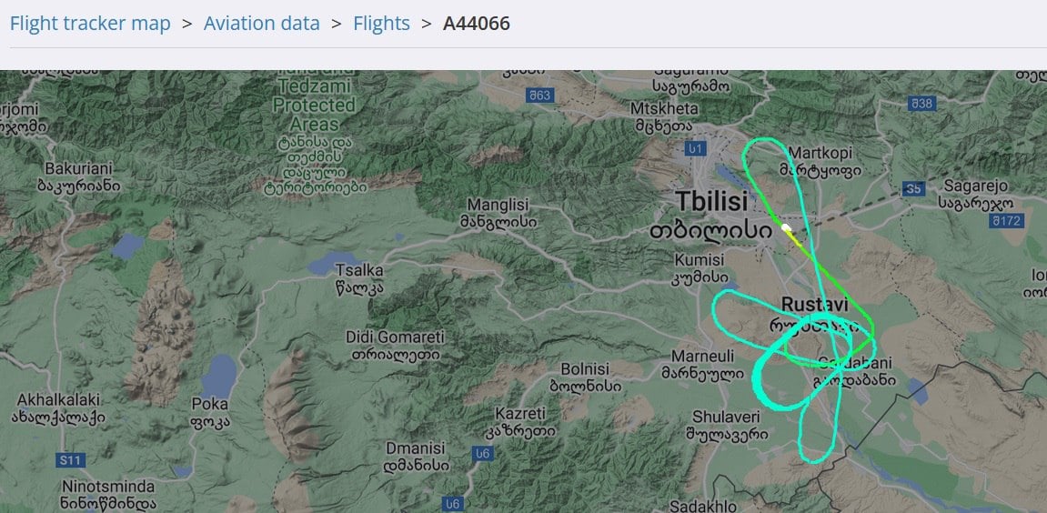 Очередной авиаинцидент с авиакомпанией «Азимут» произошёл в Тбилиси. Сразу после вылета из столичного аэропорта у рейса сработал датчик, что не убрано шасси. Более часа лайнер сжигал топливо и произвел аварийную посадку в точке вылета.  По телефону от диспетчера ЦУР авиакомпании «Азимут» ФИО поступило сообщение о том, что после взлета в 16.10 мск , КВС Су-95 доложил о срабатывании сигнализации о неуборке шасси, принял решение выработать топливо и выполнить посадку на аэродроме вылета. Решением авиакомпании будет осуществлена замена ВС на Су-95 RA-89004 Сочи  Адлер  – Тбилиси. Эксплуатант АО «Авиакомпания Азимут». На борту 86 пассажира  в т.ч. 7 детей , экипаж 2/2.   В данный момент часть пассажиров не может получить возврат денег за билеты. Это не первый подобный случай с "Азимутом", - рейсы регулярно задерживаются и переносятся. В ноябре 2024 года самолёты их авиакомпании дважды были вынуждены был вернуться в пункт вылета из-за технических проблем.  Сайт / Телеграм / Инстаграм / YouTube