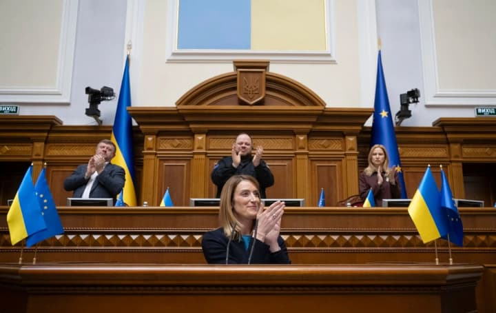 В Киеве откроют постоянное представительство Европарламента Об этом сообщила глава Европарламента Метсола находящаяся с визитом в Киеве Мы открываем постоянное представительство Европейского парламента здесь в Киеве для того чтобы мы были присутствовали в Украине и работали здесь рядом с вами каждый день отметила она vesti az