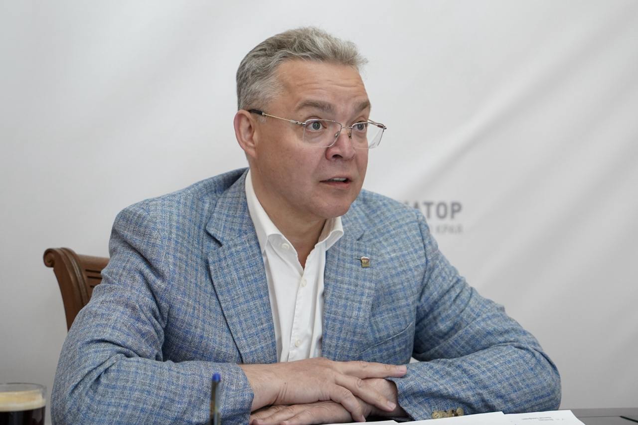 Губернатор Владимиров поручил обеспечить безопасность при проведении жатвы На еженедельном совещании в краевом правительстве Владимир Владимиров обсудил подготовку к предстоящей жатве. По данным минсельхоза, аграрии полностью обеспечены техникой, ГСМ и готовы к уборке урожая. Глава края поручил до конца недели провести в муниципалитетах предуборочные совещания с акцентом на соблюдение мер безопасности. «Мы находимся на старте уборочной кампании. Минсельхозу необходимо провести совещания в тех территориях, где в скором времени стартует уборка. Один из важнейших вопросов – соблюдение техники безопасности во время жатвы. Этот вопрос должен ставиться превыше всего», — подчеркнул губернатор Владимиров. Напомним, на поддержку отрасли в этом году направят 5,9 млрд рублей, половина из этих денег уже доведены до аграриев.