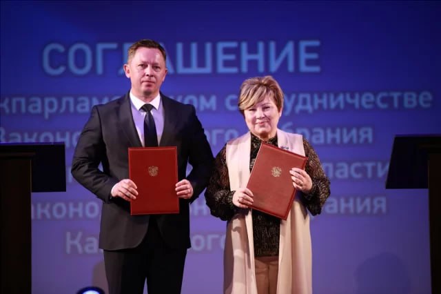 Заксобрание ЕАО заключило первое соглашение о сотрудничестве с парламентом другого региона: спикер ЗС Роман Бойко Председатель Заксобрания Еврейской автономной области Роман Бойко подписал соглашение о сотрудничестве с Заксобранием Камчатского края. Церемония подписания документа состоялась в Петропавловске-Камчатском. Роман Бойко отметил, что это первое соглашение парламента ЕАО с парламентом другого региона.