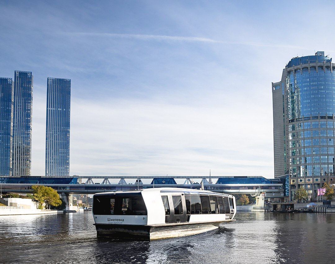В Москве рекорд 3 млн поездок по воде на 3 маршрутах и 31 электросудно в работе С июня 2023 года речной электротранспорт стал привычной частью города Как рассказал Максим Ликсутов благодаря ему 1 8 млн жителей получили новый способ передвижения Это про комфорт в пути тишину на набережных и чистый воздух Общая протяженность маршрутов сейчас составляет 29 км остановок уже 23 и еще 5 причалов на финише подготовки В 2026 году к флоту присоединится еще 8 судов ШЭР Подписаться