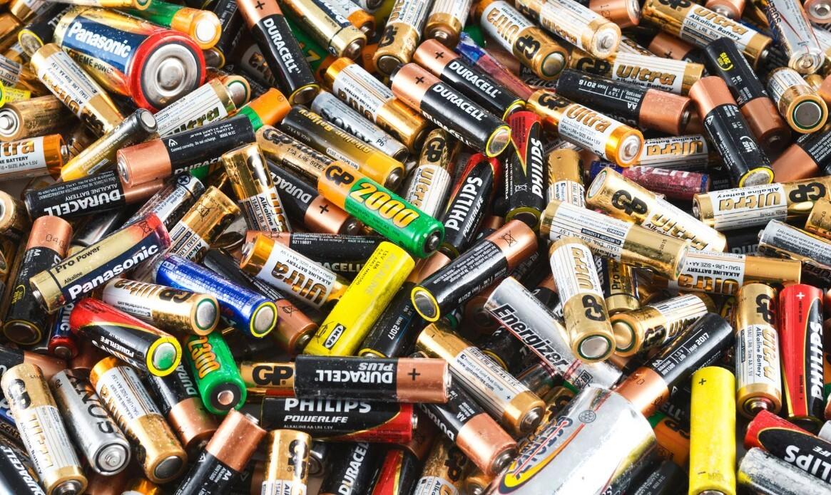 В Москве появится первое производство алкалиновых батареек из отходов которое ежегодно будет использовать до 4 000 тонн вторсырья Проект позволит вовлекать в повторное производство до 70 материалов из отработанных батареек что является уникальным показателем даже по мировым меркам Сейчас старые батарейки собирают в 3 100 точках охватывающих 10 7 млн человек а в будущем сеть планируют расширить до 30 млн К 2026 году выпуск батареек из вторсырья должен достичь 100 тонн в месяц и вырасти до 250 тонн в 2027 году формируя новую модель обращения с опасными отходами