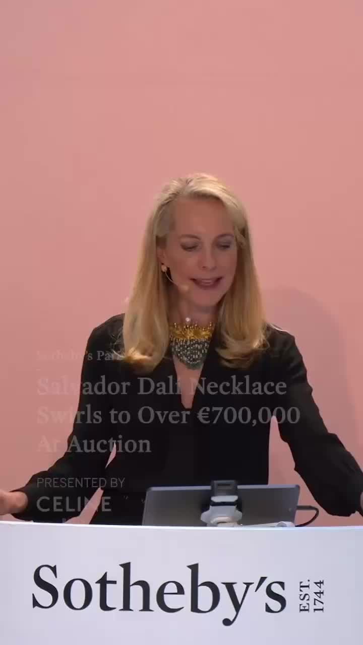 На аукционе Sotheby's в Париже продано колье Дали за 736 600 евро и картина за 45,7 тыс.