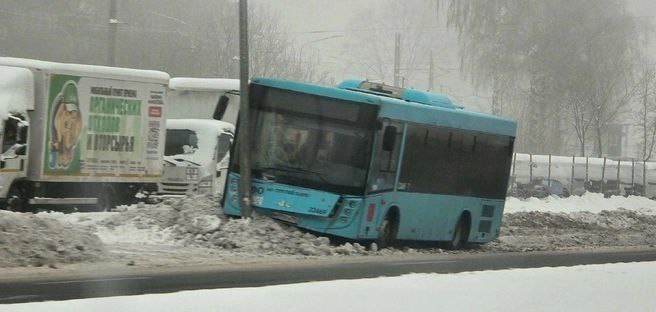 Столб прервал поездку лазурного автобуса на Суздальском проспекте.  Примерно в 9:50 автобус въехал в сугроб на обочине, а дальше врезался в столб. От удара у лазурного треснуло лобовое стекло. К счастью, пострадавших нет  В «Третьем парке» пояснили, что ДТП могло произойти из-за того, что автобус пытался избежать столкновения с автомобилем, движущимся впереди.    Мегаполис