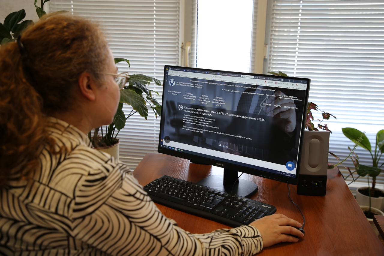 Дагестан совершенствует систему управления данными для повышения эффективности госуслуг Министерство экономики и территориального развития Республики Дагестан последовательно развивает систему сбора и анализа данных необходимых для принятия управленческих решений Центральным инструментом в этой работе является государственная автоматизированная информационная система Управление ГАС Управление Эта платформа объединяет информацию из государственных и муниципальных источников включая статистику по оказанию услуг населению Особое значение имеет раздел Мониторинг государственных муниципальных услуг его ежемесячное заполнение позволяет формировать объективное представление о деятельности органов власти и своевременно выявлять проблемные зоны Для обеспечения полноты и актуальности данных министерство ведет постоянное взаимодействие с органами исполнительной власти и местного самоуправления напоминая им о необходимости соблюдения сроков предоставления отчетности  По итогам 2025 года после обращений министерства Дагестанстатом были рассмотрены случаи несвоевременного внесения данных в систему В результате к административной ответственности привлечены 15 муниципальных администраций и один орган исполнительной власти Наша общая задача выстроить эффективный и слаженный механизм обмена данными подчеркнул министр экономики и территориального развития РД Гаджи Султанов Своевременная отчетность позволяет оперативно анализировать ситуацию и принимать решения направленные на повышение качества государственных услуг  Работа по интеграции и совершенствованию информационного обмена в рамках ГАС Управление продолжается Это создаст надёжную основу для планирования мониторинга и оценки эффективности государственного управления в республике