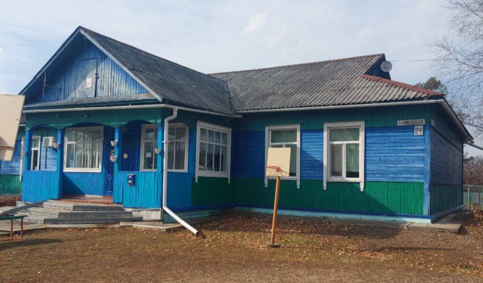 В Дальнереченске начальницу управления образования заподозрили в фиктивном трудоустройстве родственников Следственный комитет Приморья возбудил уголовное дело против начальницы управления образования Дальнереченского округа По версии следствия с июля 2023 по сентябрь 2025 года она фиктивно устроила в детский сад в селе Лазо свою родственницу и знакомую Женщины на работу не выходили но регулярно получали зарплату всего почти 2 5 миллиона рублей которые потратили по своему усмотрению    Реклама Подписывайтесь на NEWSVL