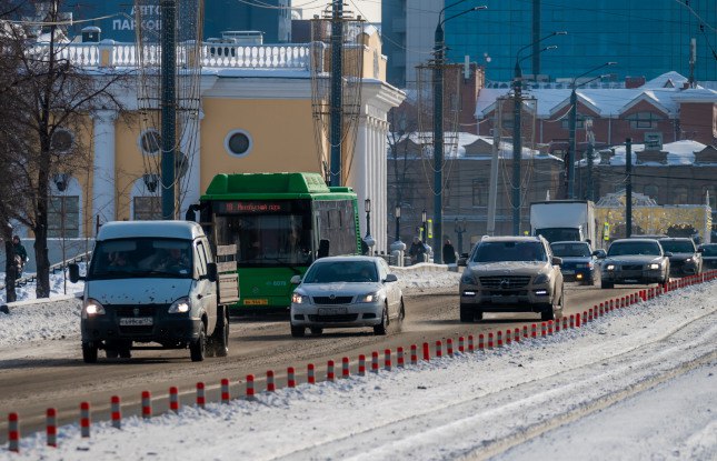 На Южный Урал в 2025 году поступило больше сотни автобусов   www up74 ru articles news 168012 Автобусы поступившие в регион по нацпроекту Инфраструктура для жизни перевезли более 300 000 пассажиров Это машины большого среднего и малого классов которые перевозят пассажиров на девяти маршрутах агломерации 15 17а 74 95 158к 2 21а 213 и 348 Как отметил первый заместитель министра дорожного хозяйства и транспорта Челябинской области Андрей Ксензов новая техника позволяет обеспечить стабильную работу маршрутов и повысить комфорт для жителей региона
